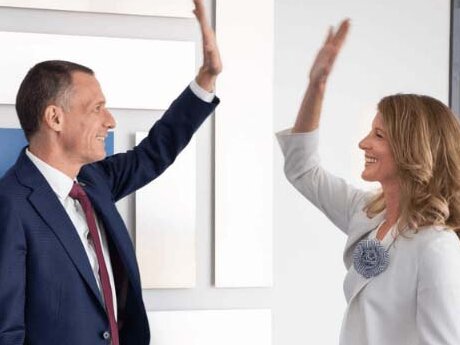 Mann und Frau beim High-Five